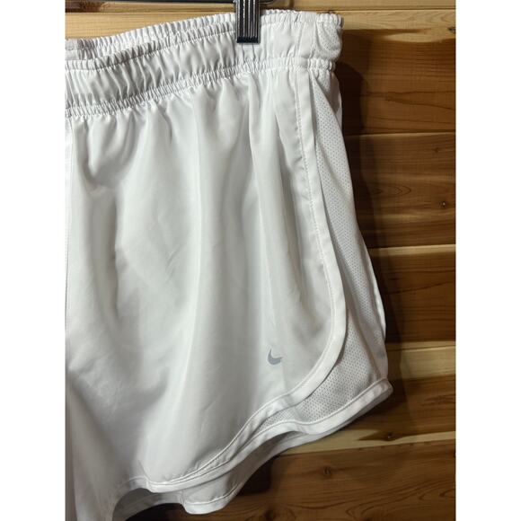Nike Womens Dri-FIT Tempo Running Shorts White Size XL - Picture 2 of 4